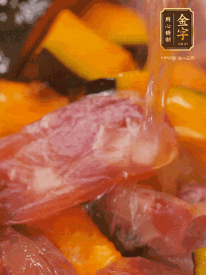 下香腸，倒沒過南瓜的水，加1/2勺鹽、1/2勺白糖、1勺蠔油燜8分鐘