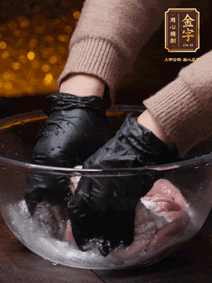 豬肚放入面粉、鹽、白酒，反復(fù)揉搓（重復(fù)3遍），洗掉表面的黏液。再把豬肚翻過來，剪去油脂，一樣反復(fù)揉搓干凈