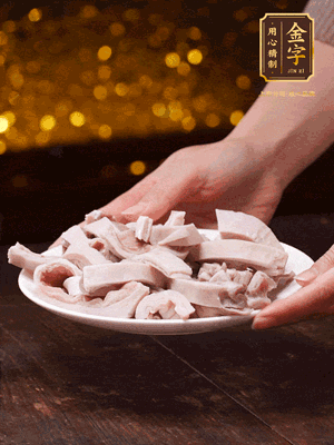 豬肚冷水下鍋，姜蔥料酒去腥，水開煮5分鐘，撈出，切小塊。