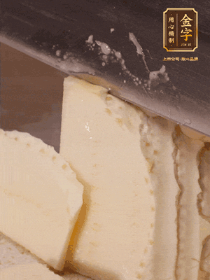 冬筍去殼切片，水開后煮2分鐘焯水
