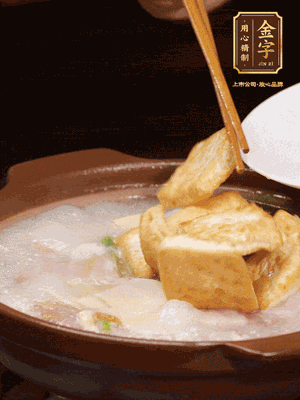 倒入開水大火煮開，轉(zhuǎn)中小火放咸肉，放一點(diǎn)點(diǎn)糖、味精慢燉10分鐘
