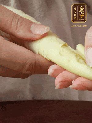 春筍沿著外皮豎著淺劃一刀，剝下外殼，切掉尾部的老根，切滾刀塊。（這個(gè)時(shí)候的春筍最為鮮嫩脆爽，不需要焯水去除澀味）