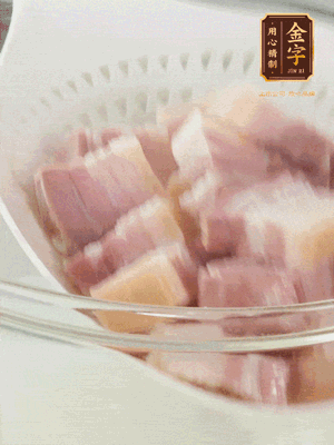 金字淡咸肉、排骨分別加料酒、蔥、姜冷水下鍋焯水，水開撇去浮沫撈出。