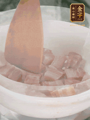 砂鍋內(nèi)咸肉微微煸出香味，再倒入開水。放排骨滾開后轉(zhuǎn)中小火篤30分鐘。（水盡量一次加足，以免中途加水沖淡鮮味。這一步是湯底濃白的關(guān)鍵）