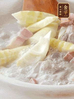 開蓋后放春筍，小火慢篤20分鐘左右，出鍋后盛出。