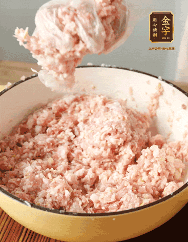 肉丁、咸肉丁、一丟丟鹽、料酒拌勻，反復(fù)摔打上勁。接著加入1兩蔥姜水，反復(fù)拌勻摔打上勁。前后共加3遍。3遍后筍丁，接著反復(fù)摔打上勁。最后加入1個(gè)蛋清、3茶匙生粉拌勻摔打上勁