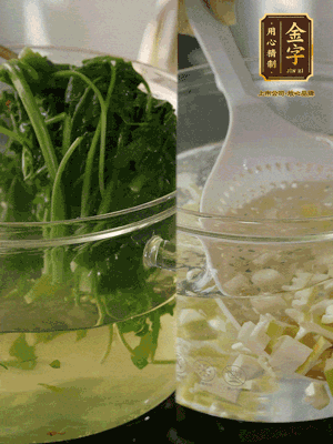 春筍切丁焯水；薺菜加鹽焯水，過涼水后切成細末