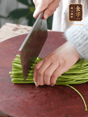 正嫩的藜蒿，掐頭去除根部，切小段