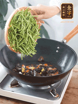 熱油煸香蒜末、姜粒、小米辣，再下臘肉煸炒出香味