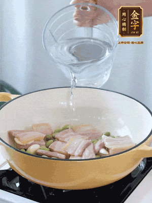 倒入熱水，加絲瓜、腐竹