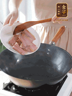 豬油熱鍋，下咸肉煸香，再下蔥姜提鮮