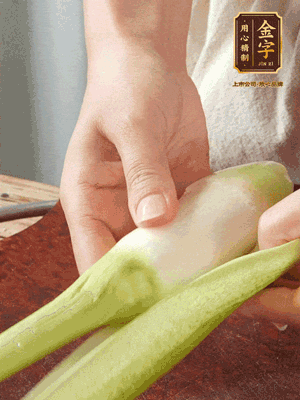 茭白去皮切絲，下鍋稍稍汆燙一下瀝干。