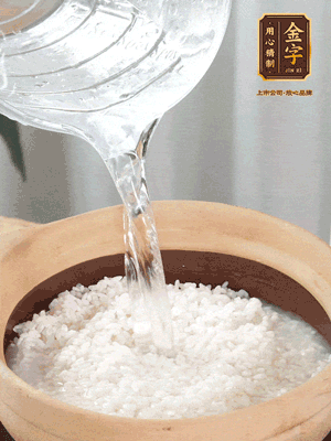 倒入浸泡30分鐘的米，中火煮開后轉(zhuǎn)小火。