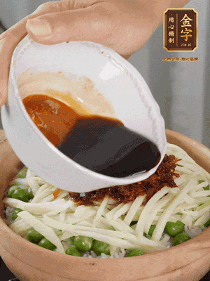 繼續(xù)小火燜3分鐘，淋上XO醬攪拌均勻。
