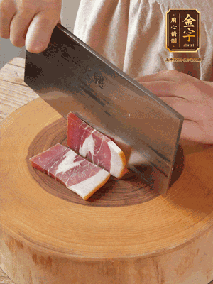 金字火腿切片，溫水浸泡5分鐘。