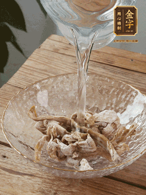 筍干提前泡發(fā)1晚切段，冬瓜去皮切塊。