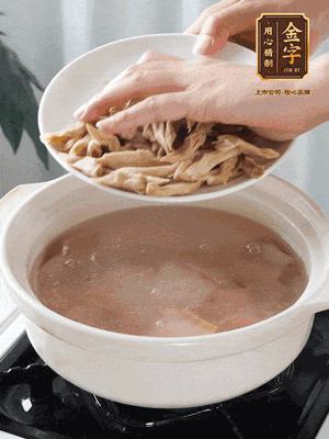 再下筍干段，加水、少許黃酒中火燉煮15分鐘。