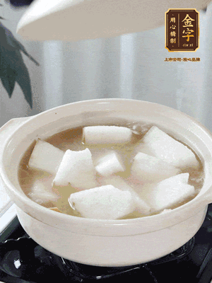 最后下冬瓜繼續(xù)燉煮10分鐘，撒上蔥花點綴。