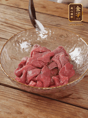 牛肉切丁，加黑胡椒海鹽、橄欖油腌10分鐘