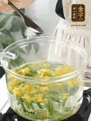 水開后，加鹽、黃瓜花焯水30秒