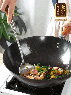 煸香蒜末，下香腸翻炒均勻，再依次下雞縱菌、黃瓜花