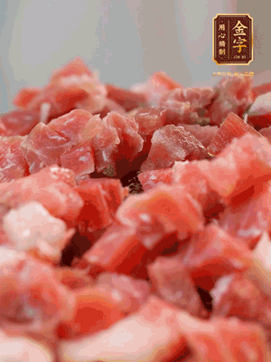 做月餅餡 火腿切成小丁，溫水浸泡5分鐘，上鍋蒸熟15-20分鐘，再將火腿丁、白砂糖、蜂蜜攪拌腌漬2小時(shí)
