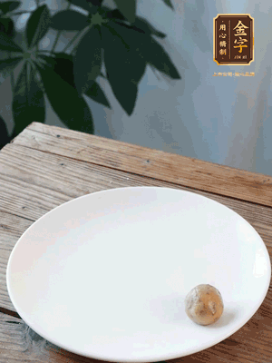 做水油皮、油酥 將油皮材料放入料盆中，加100ml水?dāng)嚢璩裳┗ㄆ瑺?。在案板上反?fù)揉搓成有一定筋度的光潔面團(tuán)，搓成14個(gè)團(tuán)子。
