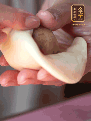 包月餅 面劑兩頭向中間捏緊， 光滑一面向下