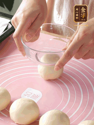 按扁后搟成圓形面皮。餡料放在面皮中心，把餡料包緊，捏緊收口