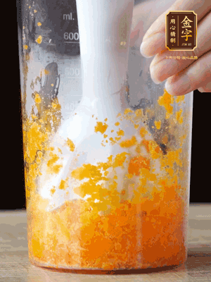 加玉米油、水怡、水揉搓成細膩的面團。松弛半小時后，分成37g一個