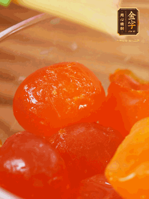 咸蛋黃噴白酒，170℃烤10分鐘。打碎過篩