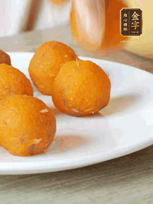 融化的黃油、芝士粉攪勻，加糖粉、蛋液、淡奶油、咸蛋黃攪勻，再加入玉米淀粉、奶粉拌勻，用不粘鍋炒至抱團