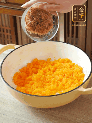 加火腿絲拌均，分成37g一個餡料，冷凍30分鐘