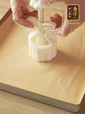 取一個面團，捏扁，中間厚，四周薄?；⒖谕贤?，直到收口，把餅胚放入模具里，壓2-3下