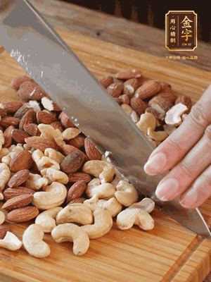 熟堅果切成大顆粒，加入杏仁片、白芝麻、火腿絲、熟糯米粉、玫瑰花醬、花生油、水怡攪拌均勻，捏成52g一個的小球