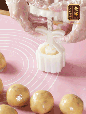 收緊虎口搓圓，裹上一層面粉，放入模具壓一壓