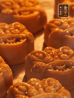 表面噴上水，烤箱預熱至190℃，170℃烤10分鐘