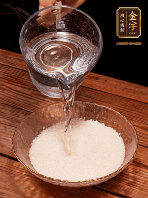 大米提前浸泡30分鐘。干香菇泡發(fā)切成條；蝦米提前浸泡2小時(shí)