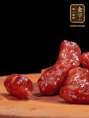 金字粒腸，一半切成片，一半保留整顆