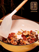 蔥白、干香菇、蝦米、香腸片略微翻炒才出香味，然后倒入料汁（生抽3勺、蠔油2勺、胡椒粉少許）、大米拌勻