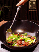 油熱下香腸炒至兩面微焦，下姜蒜、干辣椒、小米椒碎爆香