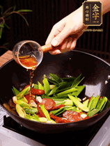 下蒜苗炒軟，沿鍋邊烹入一勺料酒，加醬油、蠔油、白糖調(diào)味炒勻