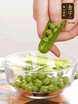 處理食材，藕切片，豌豆剝殼，菱角剝殼， 依次焯水