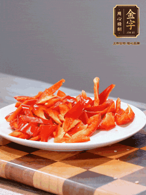 藕帶洗凈，斜切成小段備用、姜切絲、蒜切片、辣椒斜切，再切少許蒜