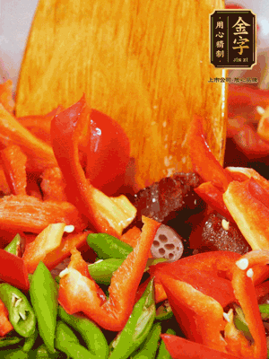 油熱后放入蒜末，下醬油肉煸香