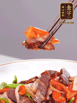 下藕帶、青紅辣椒翻炒均勻