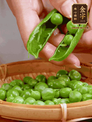 甜豆去殼，剝出甜豆米。百合小心剝成片。