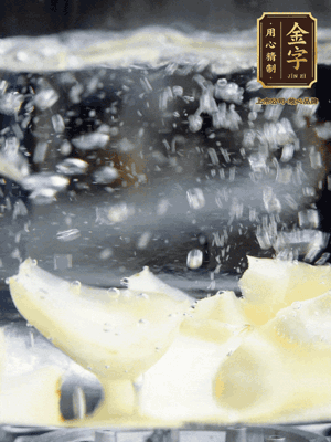 燒開一鍋水，甜豆米、百合燙10秒