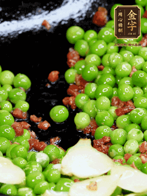 鍋內(nèi)少許油，下火腿煸香，再下甜豆米、百合翻炒，少許鹽、一點水煮到收干