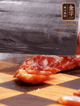 處理食材：香腸切片，土豆切塊、胡蘿卜切丁、豆角切段